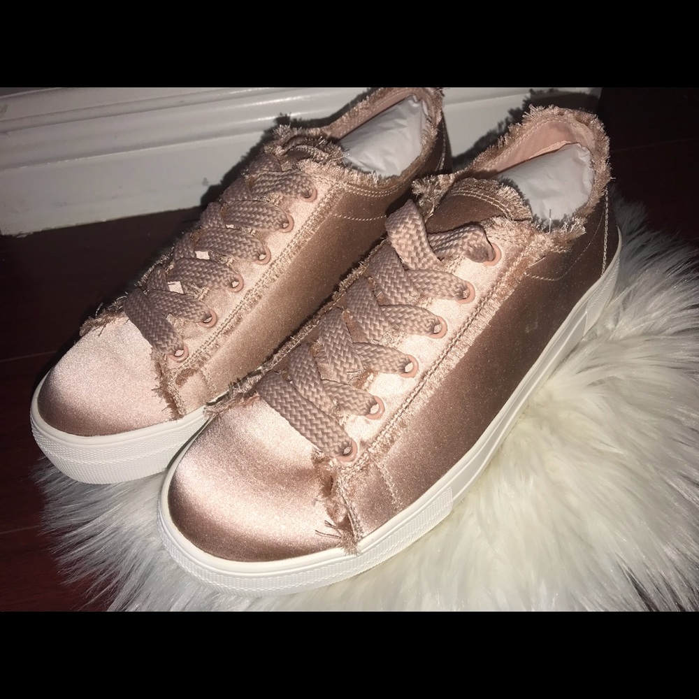 Women’s Steve Madden soft pink lace ups